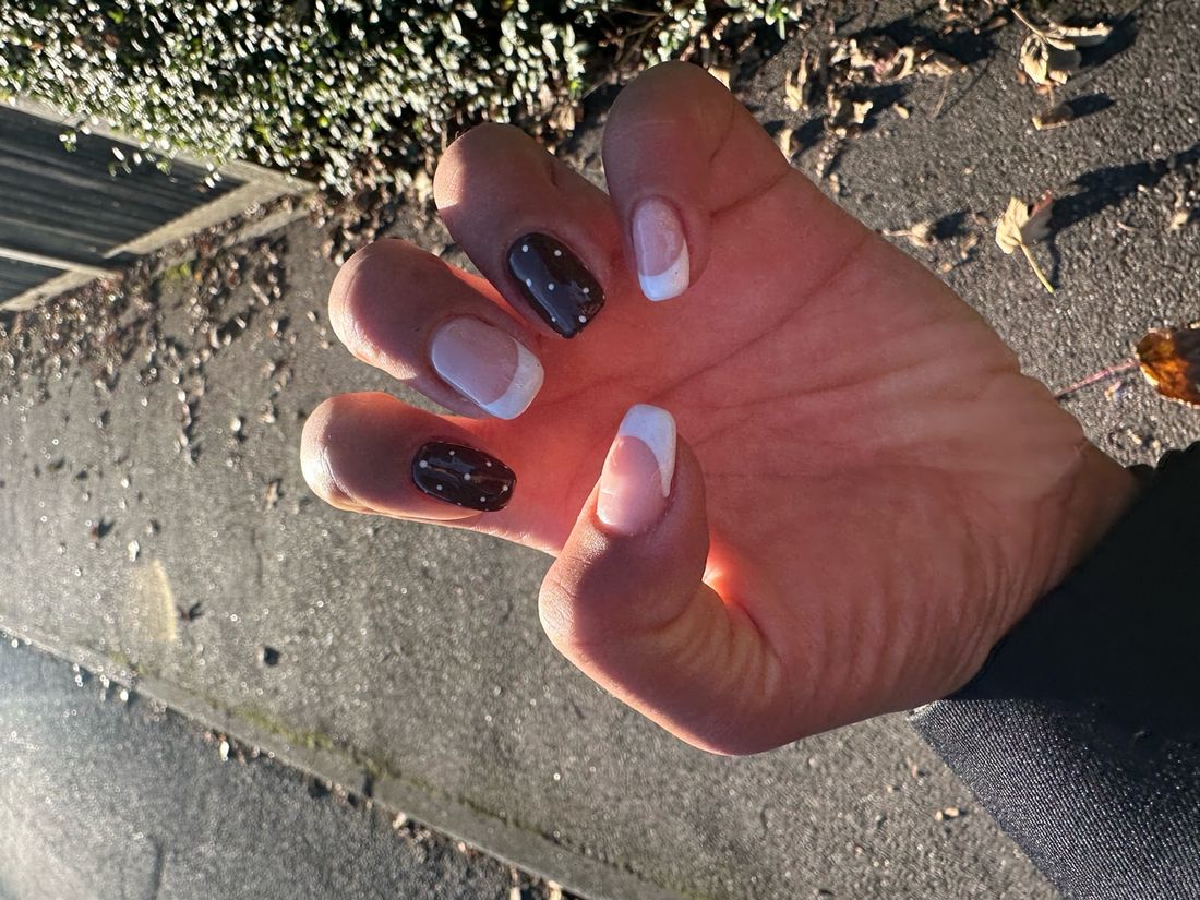 Short nails in black with white French tips